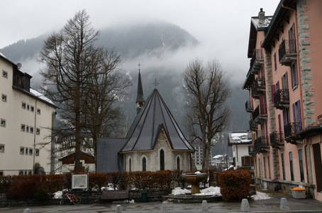 法国夏蒙尼在雨和雾，滑雪度假村