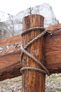 木栅栏和绳子