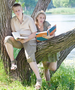 年轻的男生和女生准备检查在春季公园附近湖中的经验教训