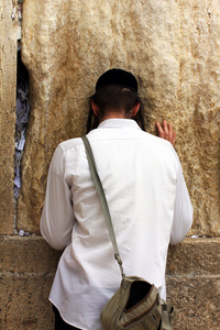 不明身份的年轻人在哭泣的墙西墙祈祷