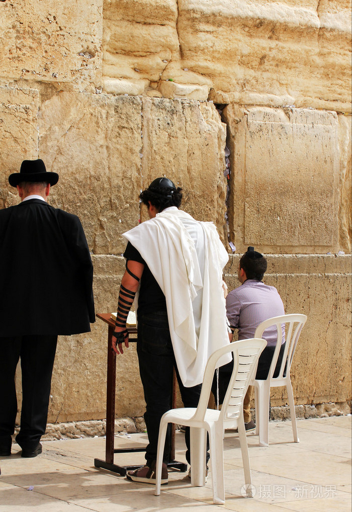 不明身份的犹太男子在哀号墙祈祷西瓦尔