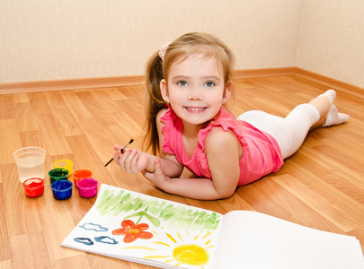 绘图与油漆的小女孩
