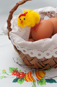 鸡在复活节的篮子里