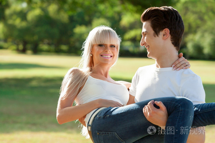 有吸引力的女孩在男友怀里