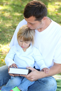 父亲与年幼的女儿读圣经  的性质