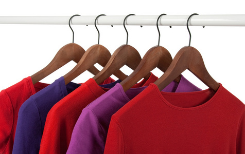 红色和紫色休闲衬衫挂在衣架上
