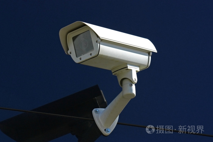 黑色背景上的监控摄像头