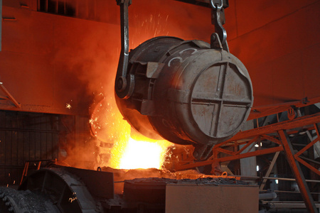 红热钢水照片