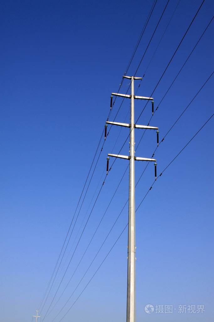 蓝蓝的天空背景下电线杆