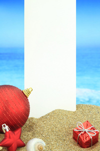 在海滩上的白色横幅和圣诞饰品