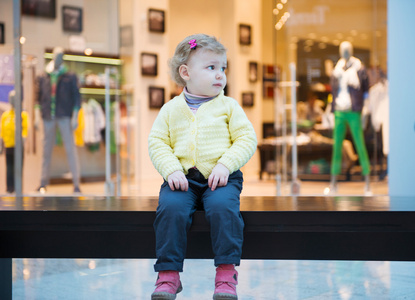 坐在板凳上蹒跚学步图片