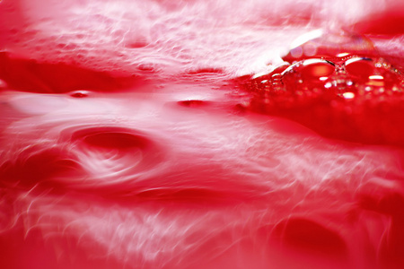 红色液体肥皂的抽象微距照片