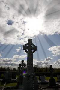 在爱尔兰的墓地的光线