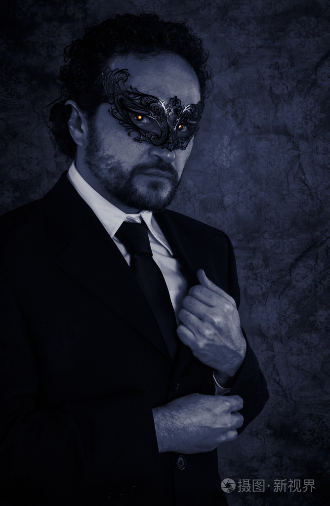 吸血鬼蒙面神秘男子和优雅的黑色西装