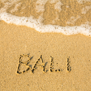 巴厘岛写在沙子上海滩纹理软海中的波浪