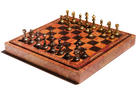 西洋棋棋子在棋盘上照片