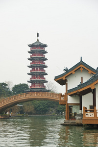 古塔和建设在桂林市漓江旁边图片