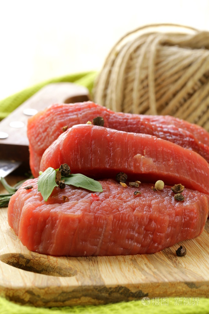新鲜生牛肉肉在砧板上