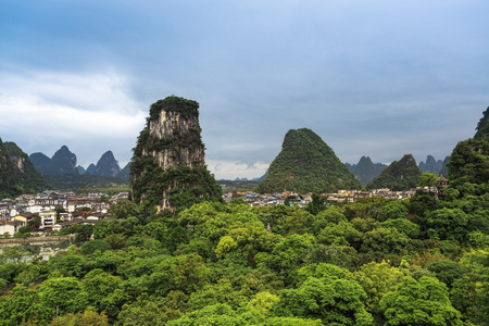 阳朔县城四面环山