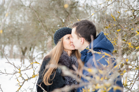 快乐对年轻夫妇在冬季花园