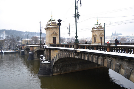 老桥在布拉格的中心，