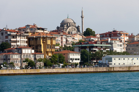 伊斯坦布尔通过博斯普鲁斯海峡两岸邮轮