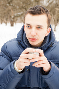 男子与热茶升温