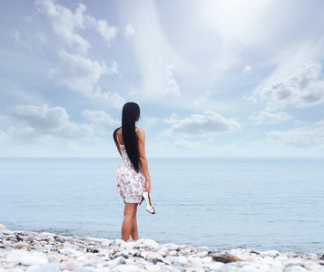 年轻漂亮的女人在海边