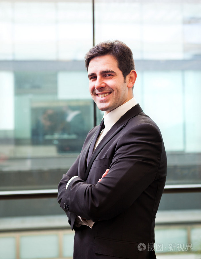 英俊开心事业男人在办公室