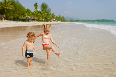 在海滩上玩的两个孩子