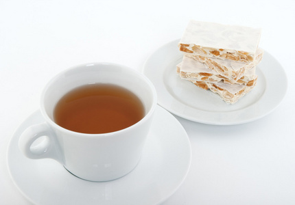 杯茶和甜点的西班牙 turron