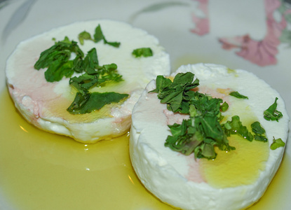 富野奶酪与 rucola 和橄榄油