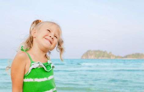可爱快乐的微笑女孩海滩度假