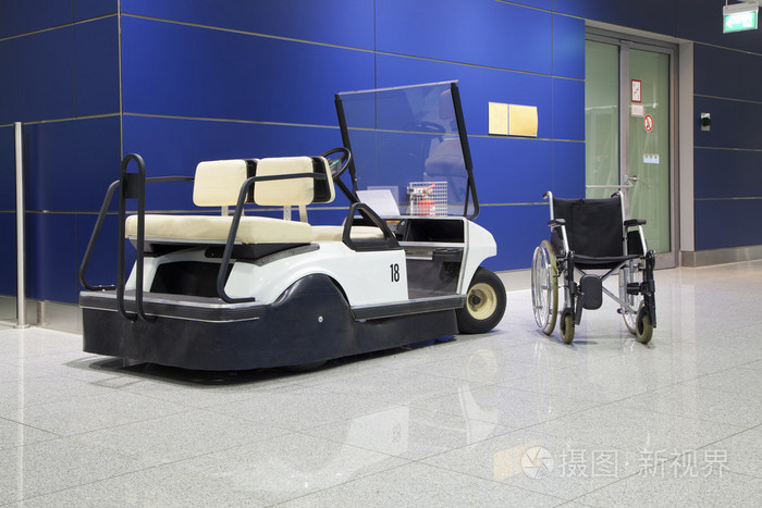 轮椅和越野车在机场