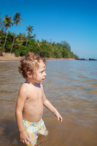 在海滩上玩的小男孩