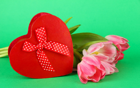 粉红色的郁金香和礼品盒，颜色背景上