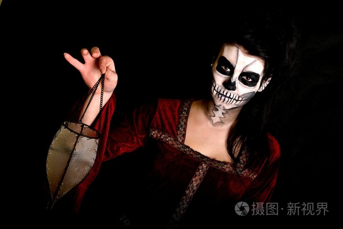 恐怖现场的一个可怕的女人与仿古灯