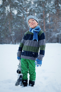 肖像的冰刀的男孩，冬天