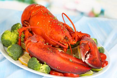 上表特写的蔬菜放在盘子上红龙虾