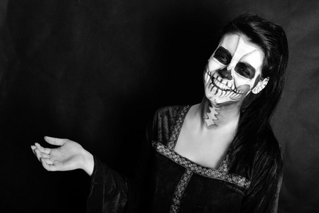 车祸现场恐怖恐怖现场的一个可怕的女人照片