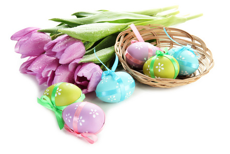 明亮的复活节彩蛋篮和孤立在白色的郁金香