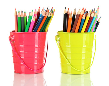 彩色铅笔在白色上孤立的两个桶中