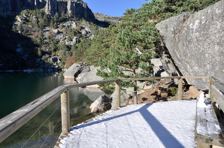 索里亚拉古纳尼格拉冰川湖木板路西班牙