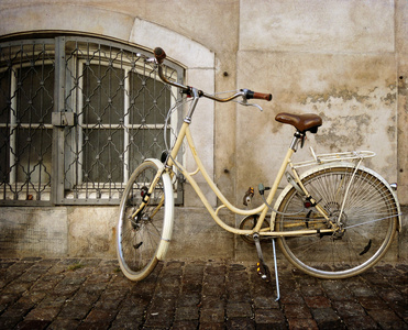 样式生锈的旧自行车和墙