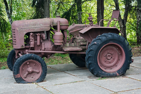 旧的老式生锈拖拉机
