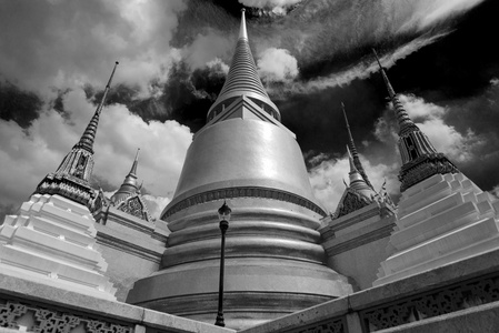 金色宝塔在宏伟的宫殿，泰国曼谷