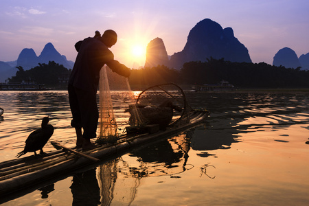在中国使用 tra 捕鱼船与鸬鹚鸟，传统