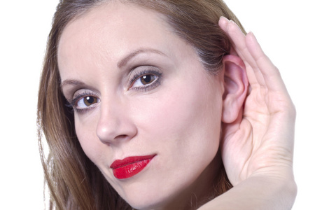 中期的成年女性用手放在她的耳朵上听