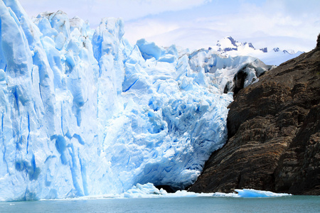 冰川和岩石峭壁图片