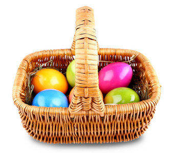 柳条篮与多彩的复活节彩蛋